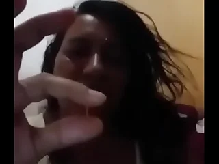 Se masturbou e mostrou a crumpet no dedo